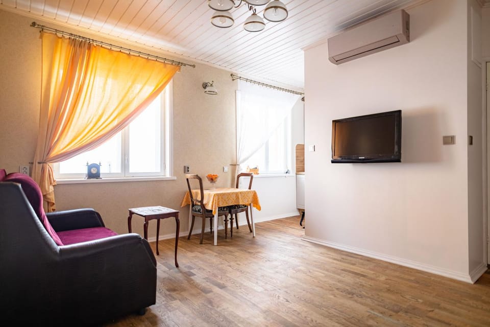 Communal lounge/ TV room, TV and multimedia, Living room, Seating area, Dining area