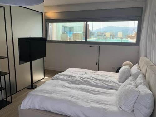 Bed, TV and multimedia, Bedroom