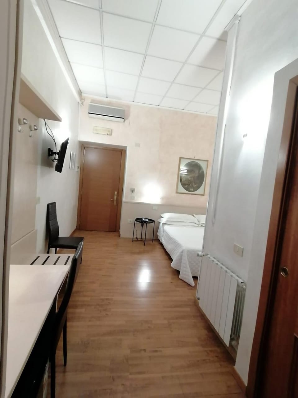 Bed, TV and multimedia, Photo of the whole room, Bedroom, hair dresser, air conditioner