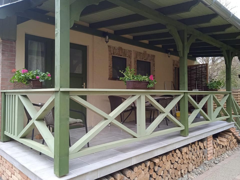 Property building, Balcony/Terrace, Balcony/Terrace