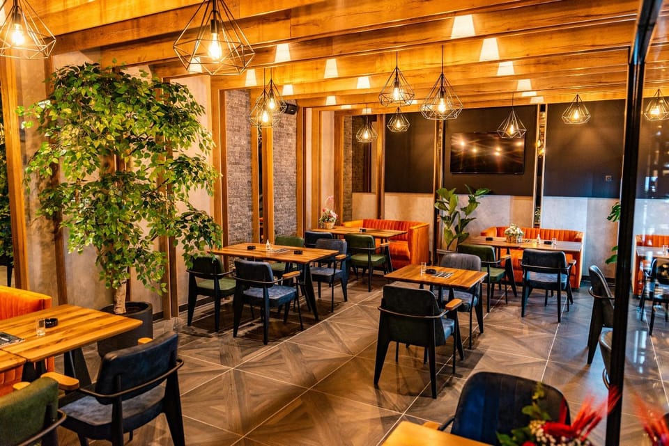 Restaurant/places to eat, Lounge or bar