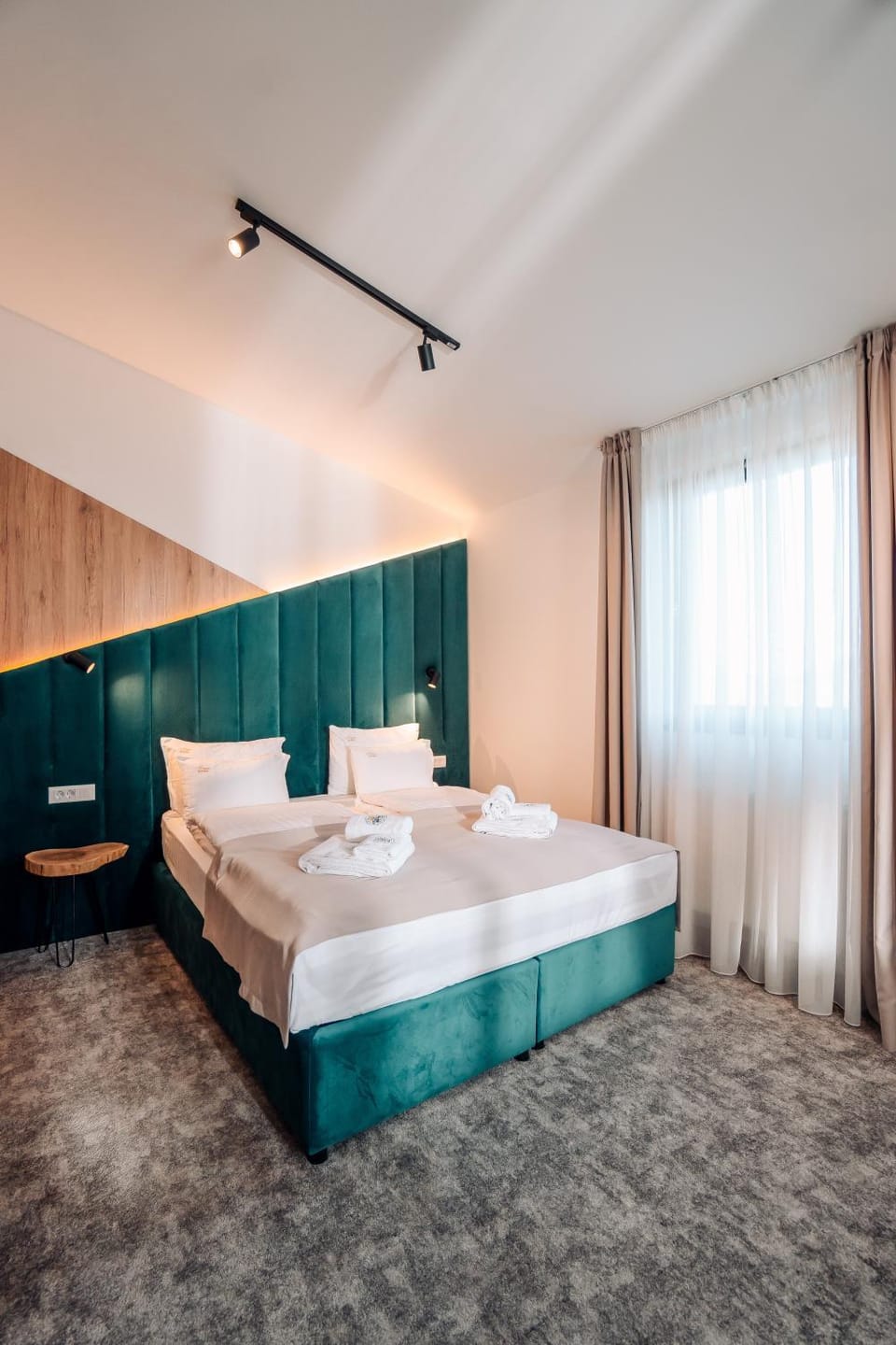 Bed, towels