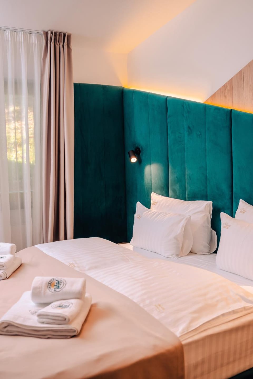 Photo of the whole room, Bedroom, towels