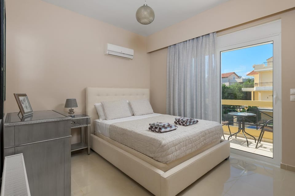Bed, Bedroom, City view, Street view