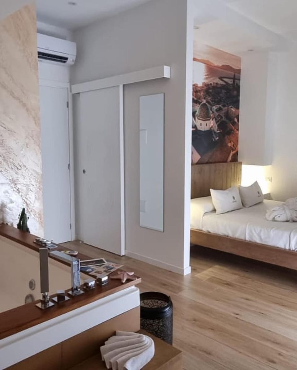 Bed, Hot Tub, air conditioner