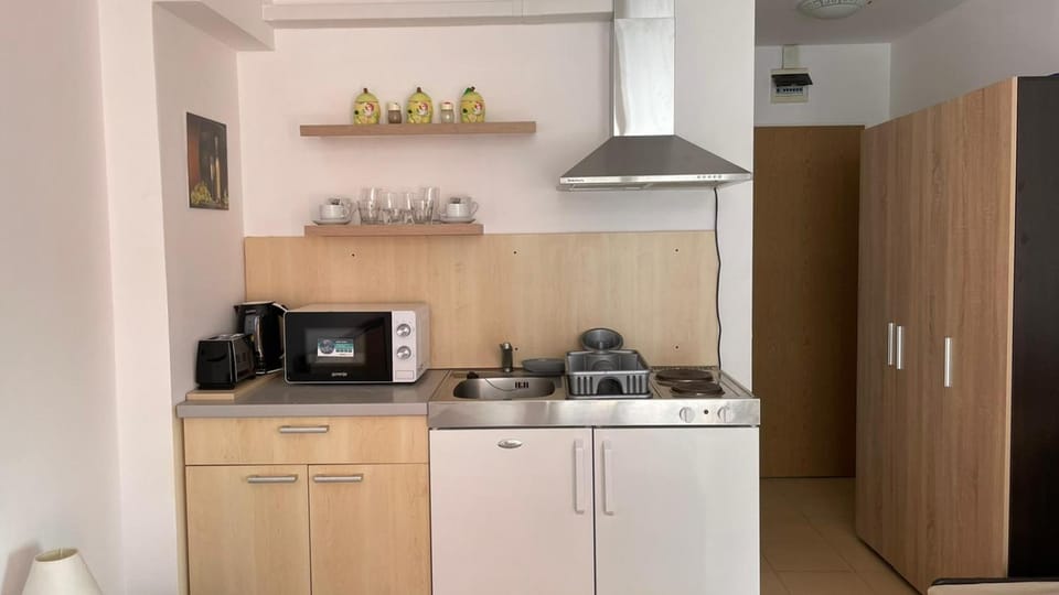 Kitchen or kitchenette, Communal kitchen