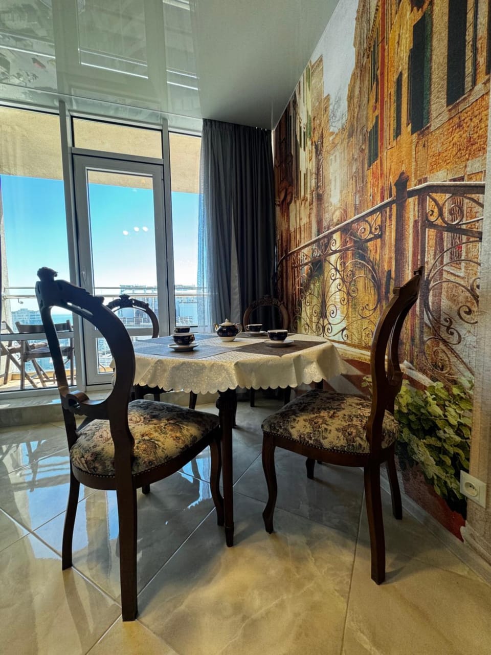 Seating area, Dining area