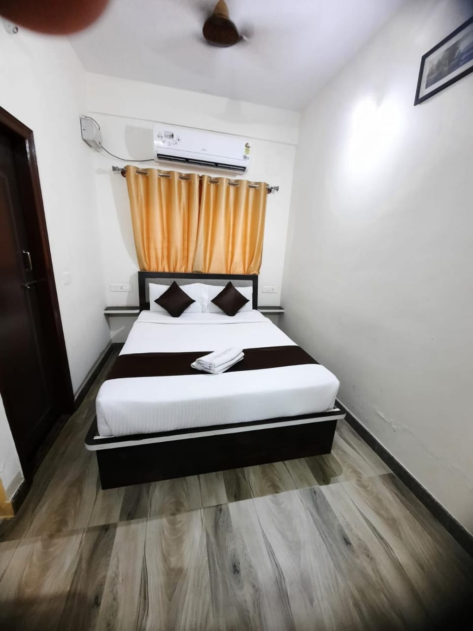 Bed, Photo of the whole room, Bedroom, air conditioner