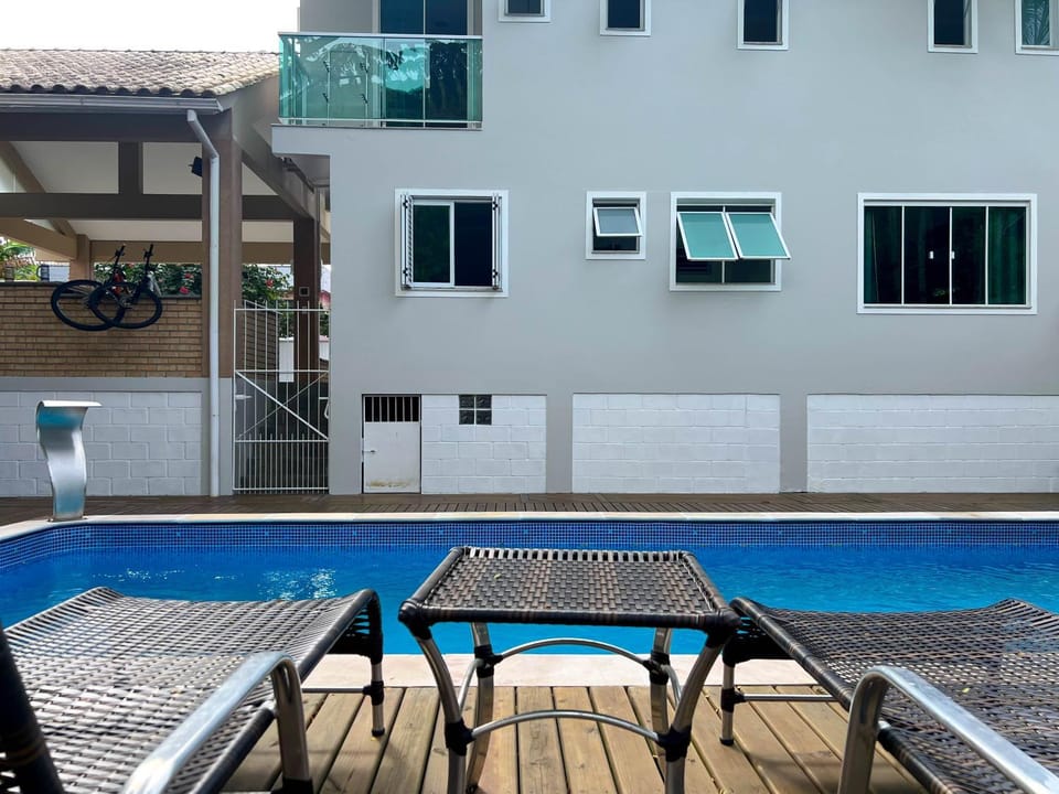 Patio, Swimming pool, sunbed