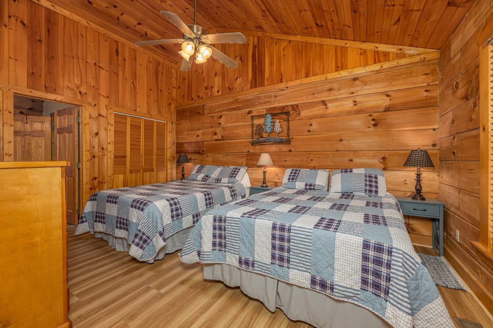 Firefly Hollow Cabin - Smoky Mountains - Soaky Mountain Water Park - Sevierville Convention Center Cabin in Sevierville