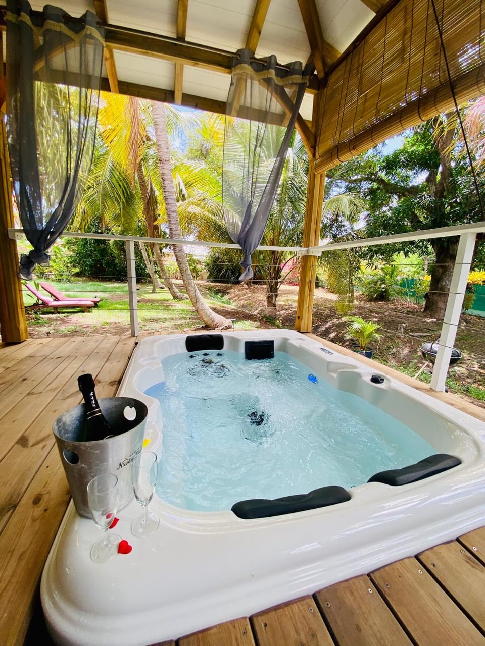Day, Natural landscape, Garden, Hot Tub, Garden view