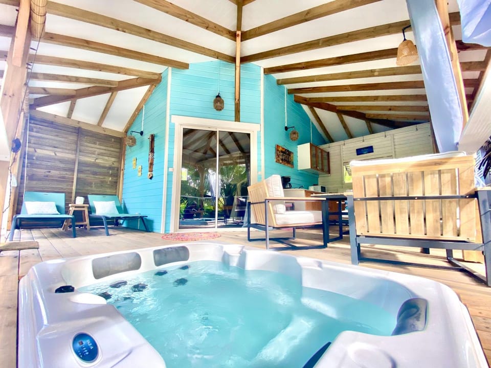 Patio, Day, Natural landscape, Hot Tub, sunbed