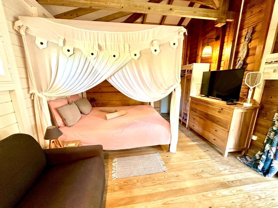 Bed, TV and multimedia, Photo of the whole room, Bedroom