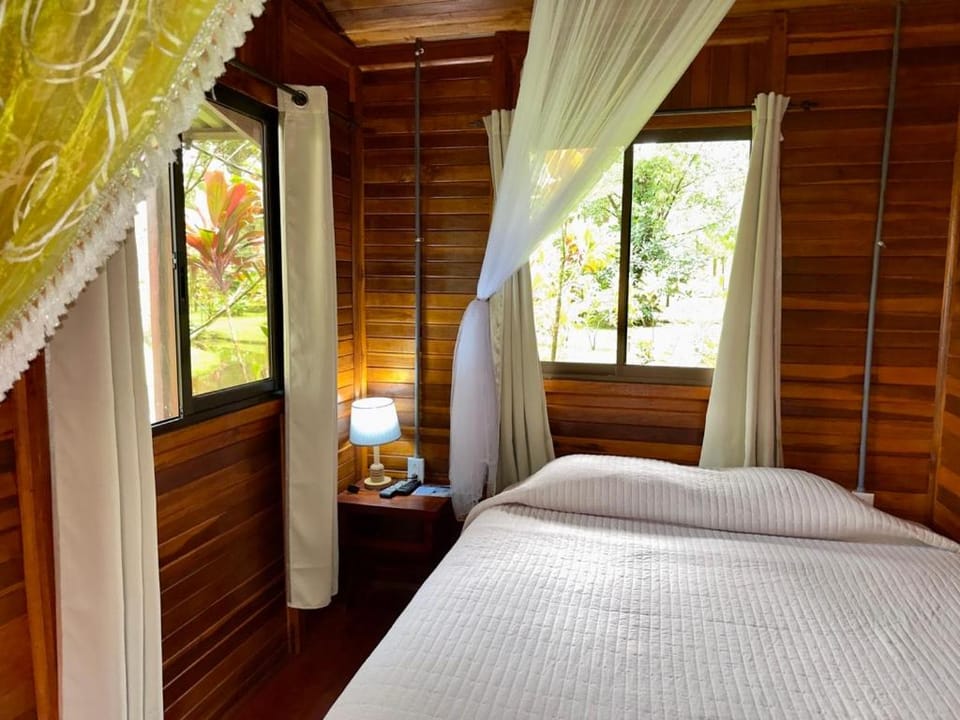 Cabañas Los Laguitos Rio Celeste Hotel in Alajuela Province