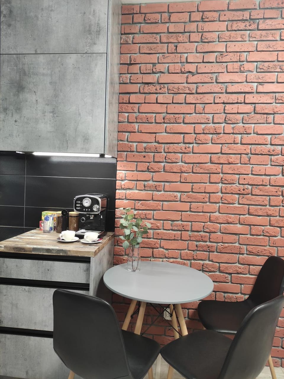 Kitchen or kitchenette, Dining area