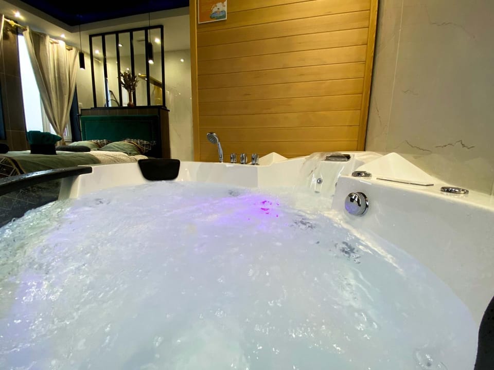 Hot Tub, Hot Tub, Spa and wellness centre/facilities