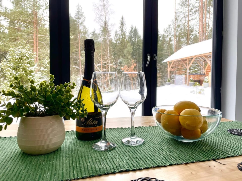 Day, Dining area