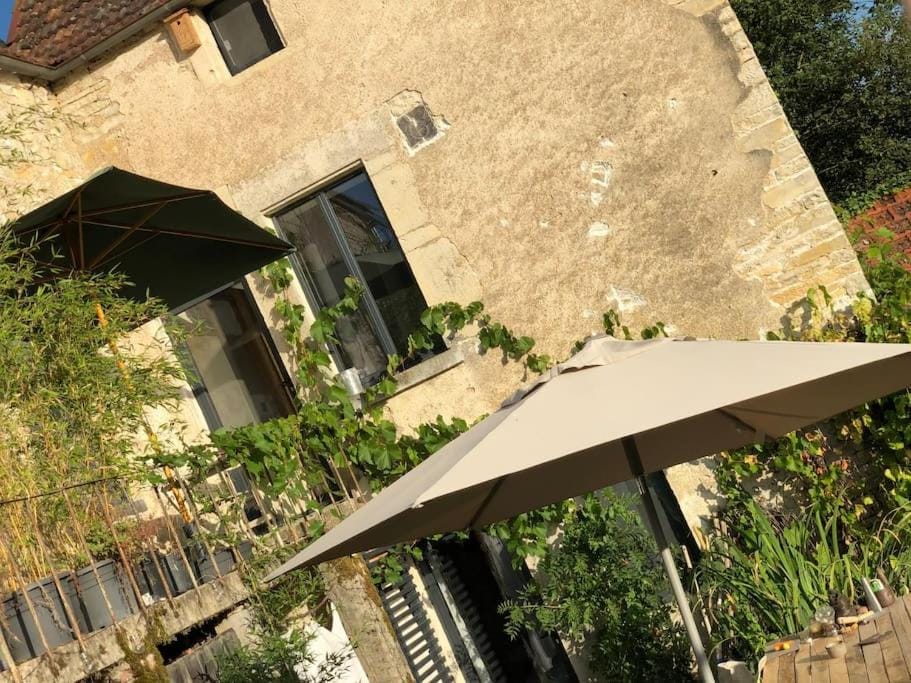 Maison rivière très calme près de Chablis et Noyers sur serein chez un céramiste designer House in Bourgogne-Franche-Comté