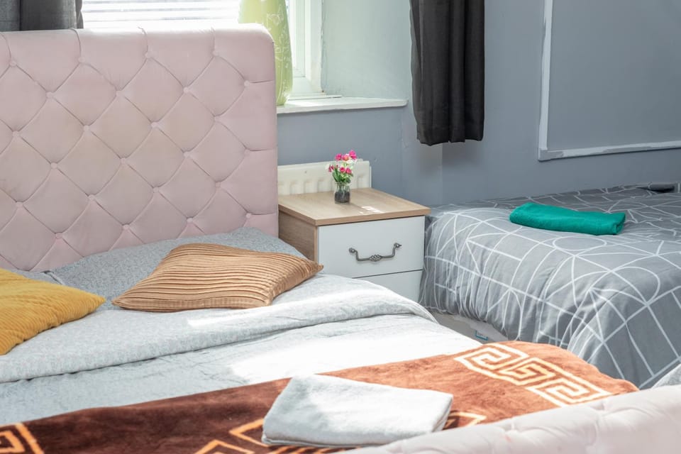 Newcastle City centre super spacious town house free parking and Wi-Fi Apartment in Newcastle upon Tyne