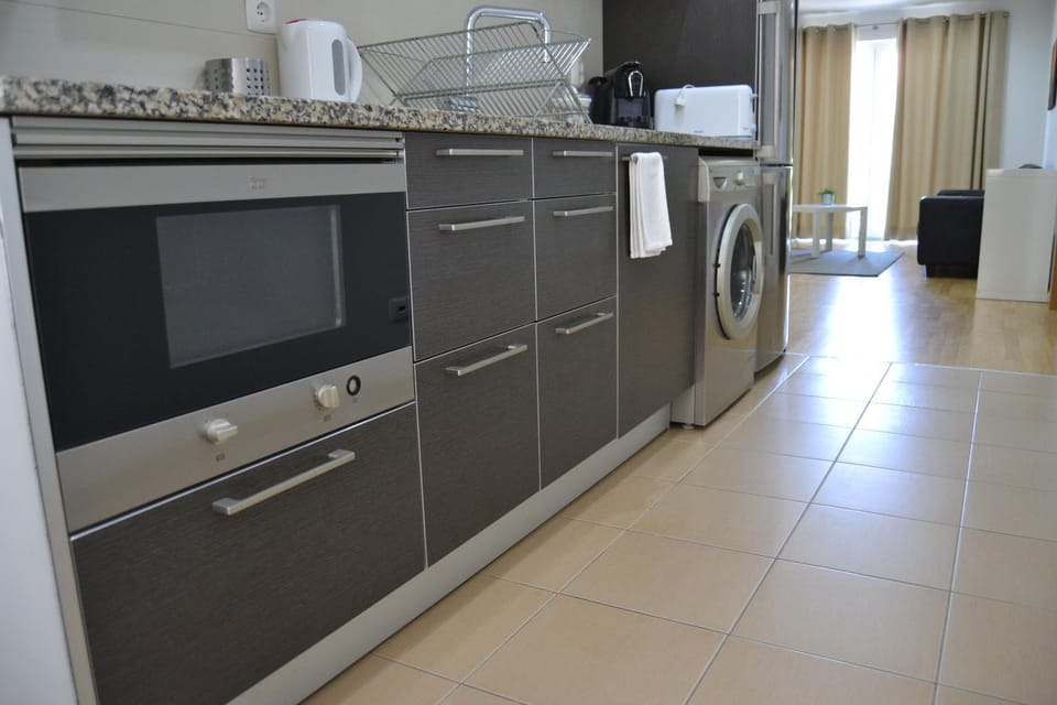 Coffee/tea facilities, Kitchen or kitchenette, Decorative detail, Dining area, Area and facilities
