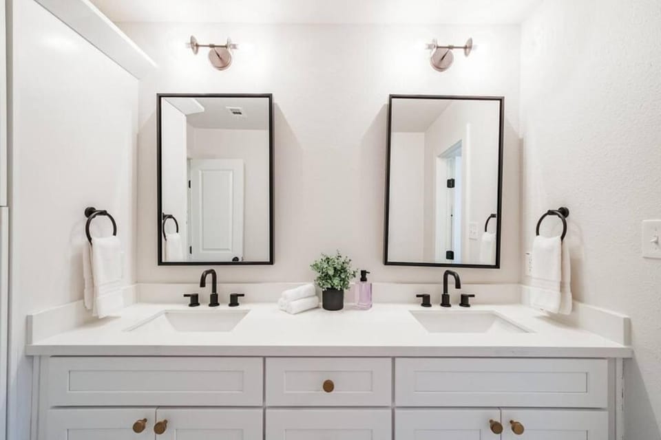 Rena Home Sleeps 8 Yard King Ensuite House in Houston