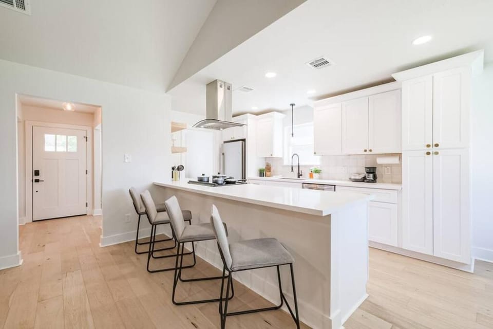 Rena Home Sleeps 8 Yard King Ensuite House in Houston