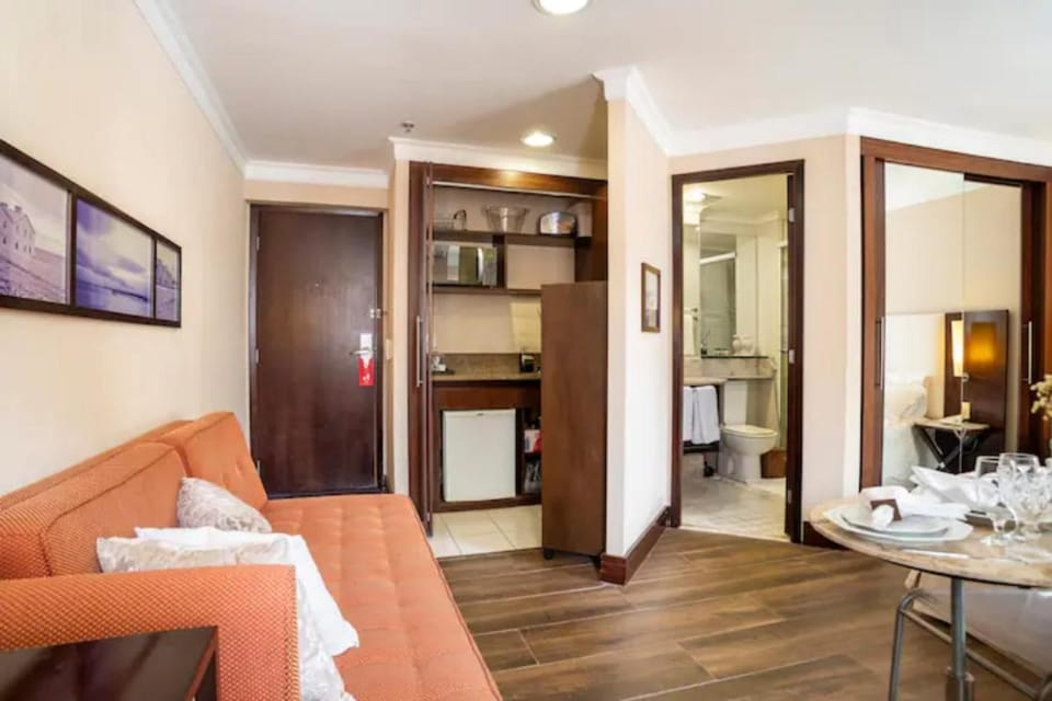 Kitchen or kitchenette, minibar, oven, towels
