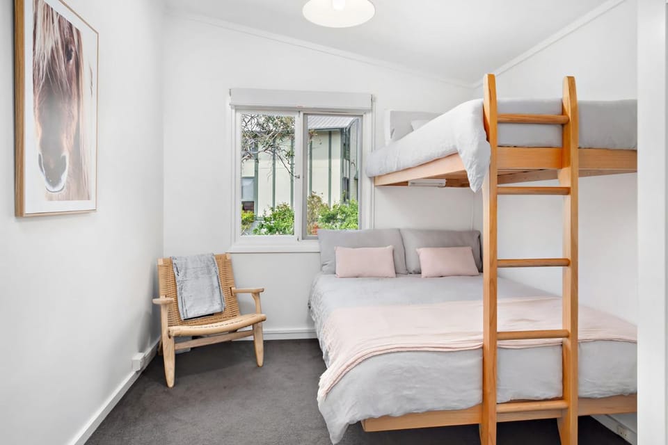 Bedroom, bunk bed
