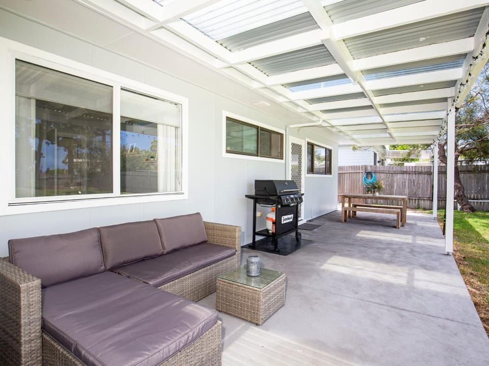 Roskell Retreat Pet Friendly 5 Mins Walk to Beach House in Callala Bay