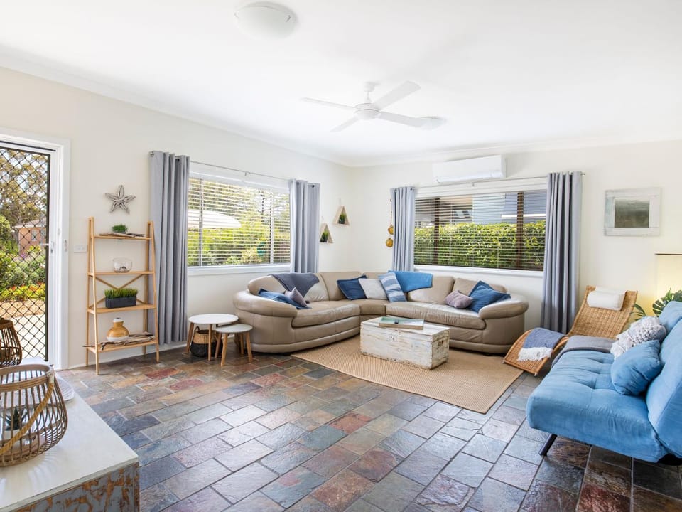 Roskell Retreat Pet Friendly 5 Mins Walk to Beach House in Callala Bay