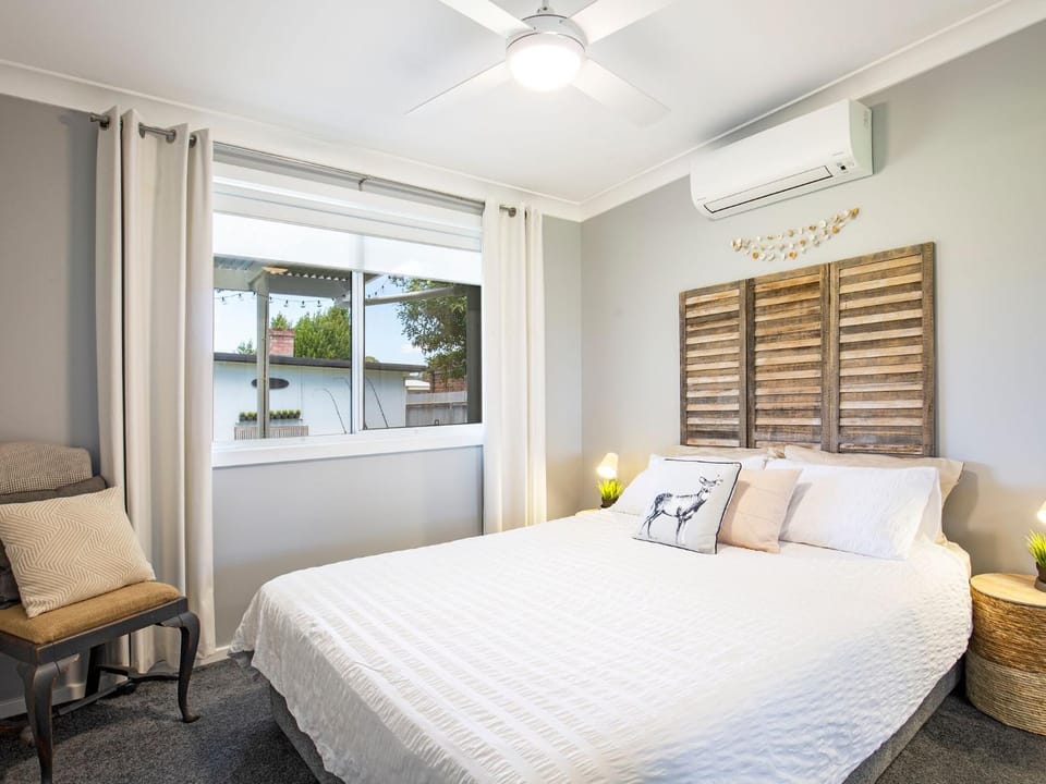 Roskell Retreat Pet Friendly 5 Mins Walk to Beach House in Callala Bay
