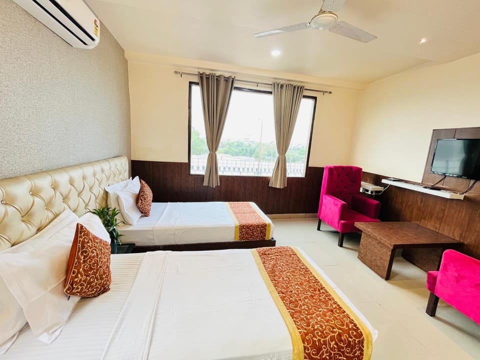 Bed, TV and multimedia, Photo of the whole room, Seating area, Bedroom, fireplace, hair dresser, air conditioner