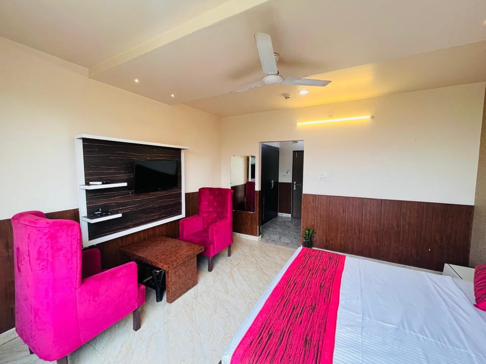 Bed, TV and multimedia, Photo of the whole room, Seating area, Bedroom, fireplace
