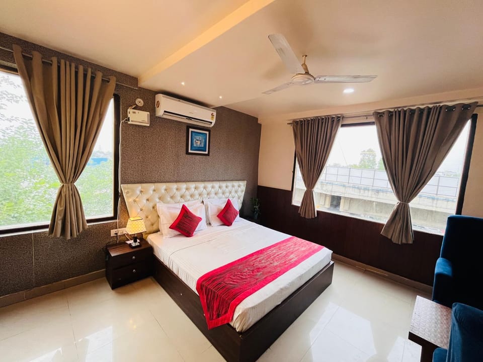 Bed, TV and multimedia, Photo of the whole room, Seating area, Bedroom, fireplace, air conditioner
