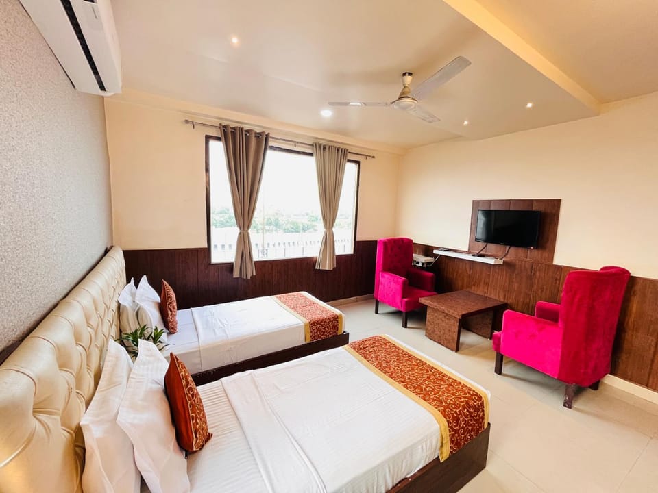 Bed, TV and multimedia, Photo of the whole room, Seating area, Bedroom, fireplace, hair dresser