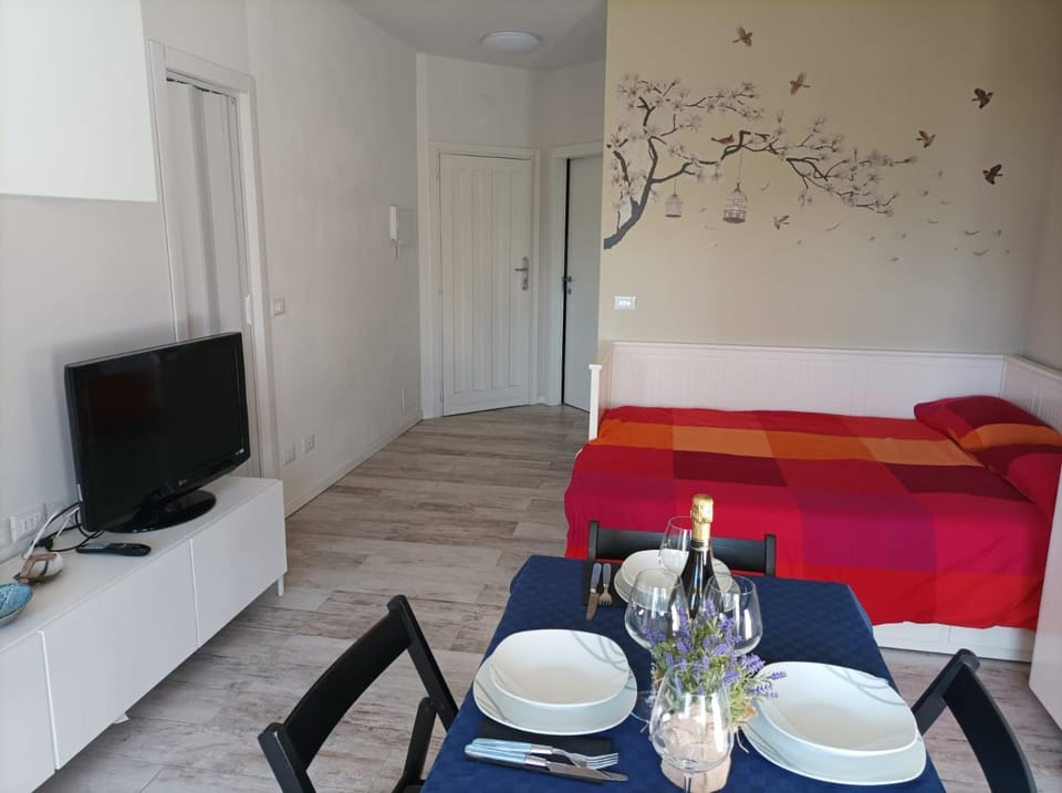 Bed, TV and multimedia, Living room, Seating area, Dining area