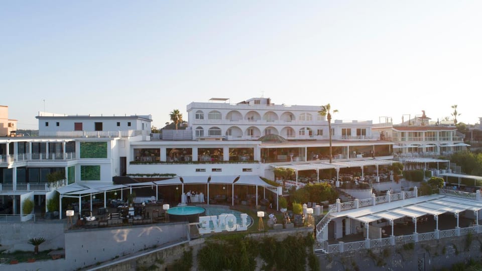 Property building, Restaurant/places to eat, Pool view