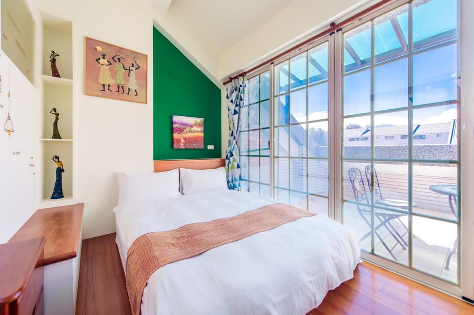 Photo of the whole room, Bedroom