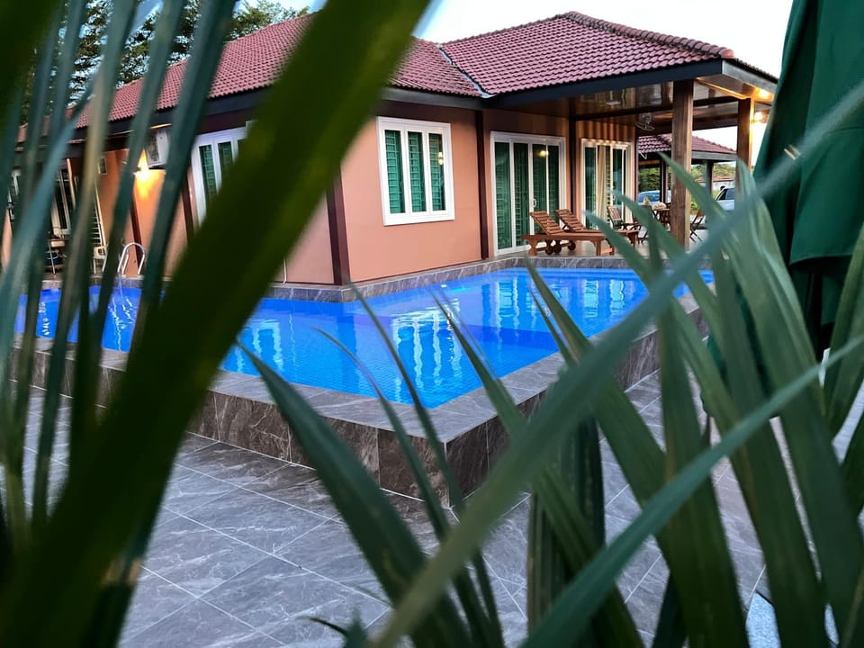 Property building, Day, Swimming pool