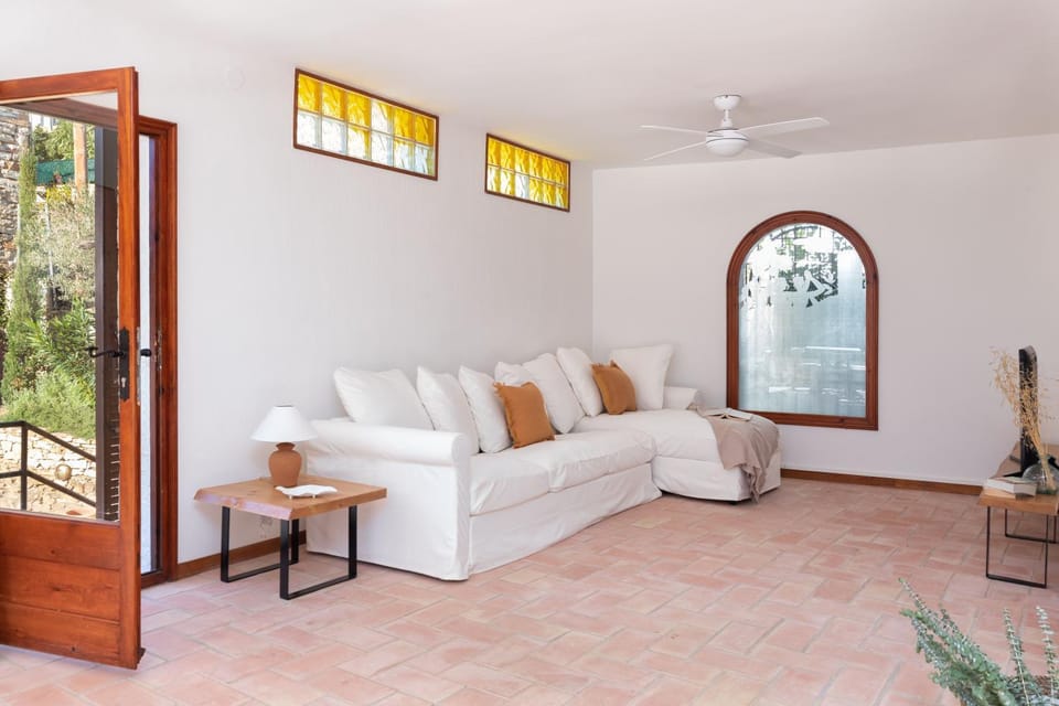 TV and multimedia, Living room, Seating area, fireplace