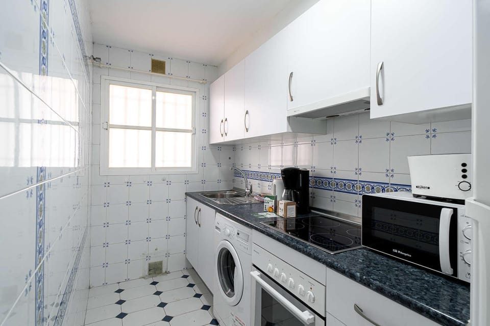 Kitchen or kitchenette, oven, washing machine