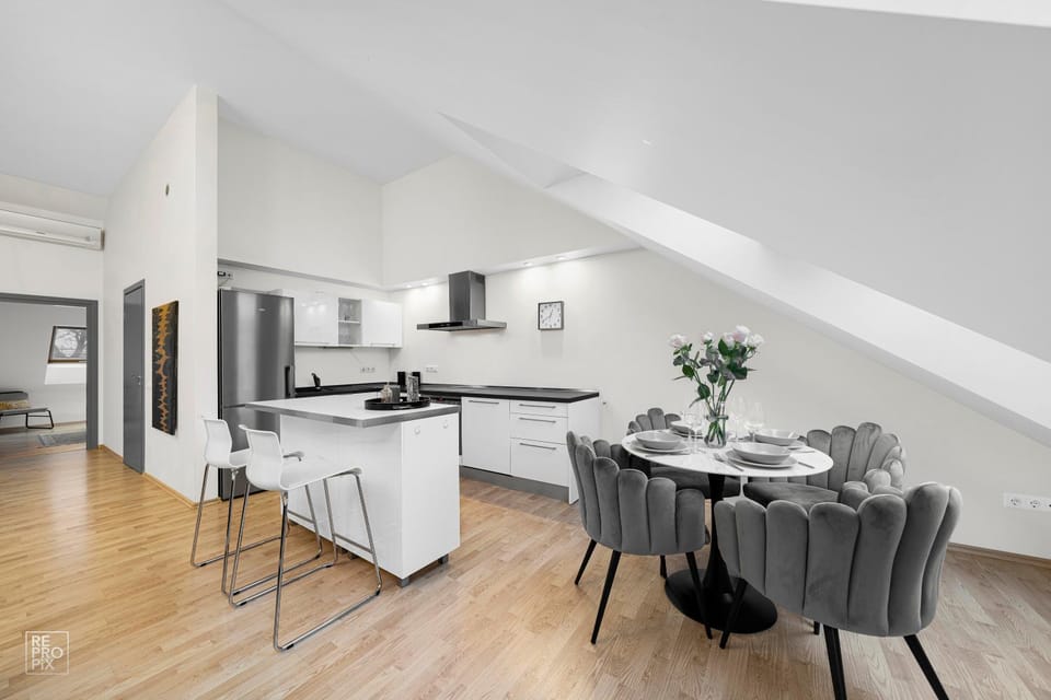 Kitchen or kitchenette, Dining area