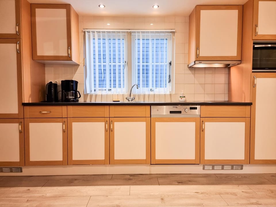 Coffee/tea facilities, Kitchen or kitchenette, stove