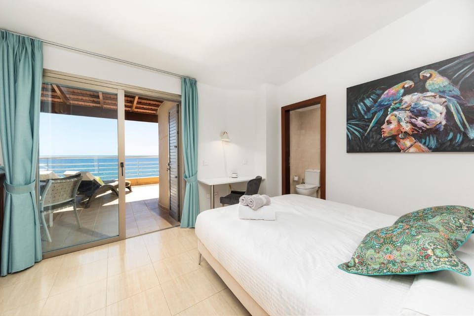 Photo of the whole room, Seating area, Sea view