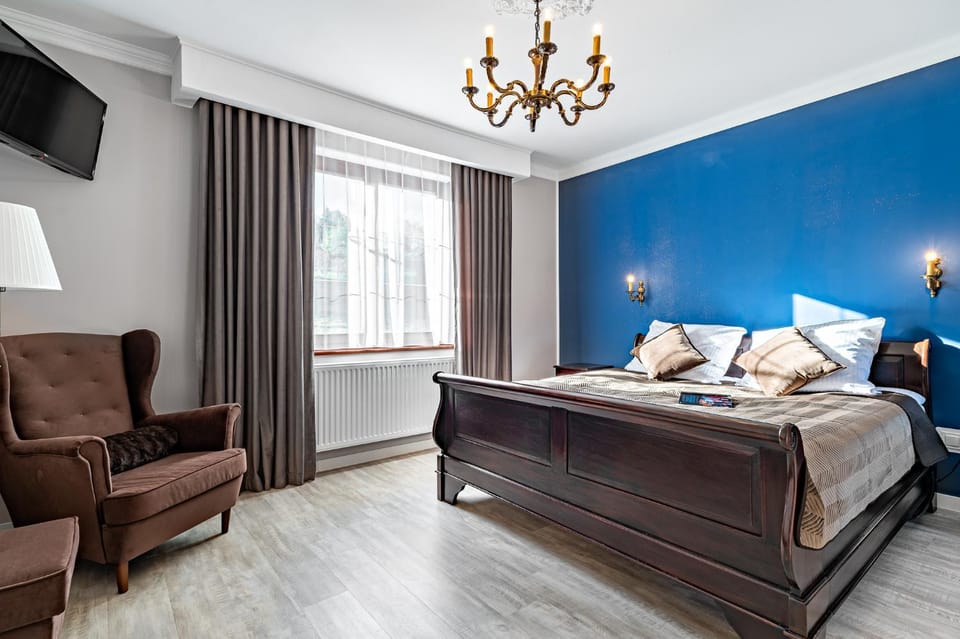 Bed, Seating area, Bedroom