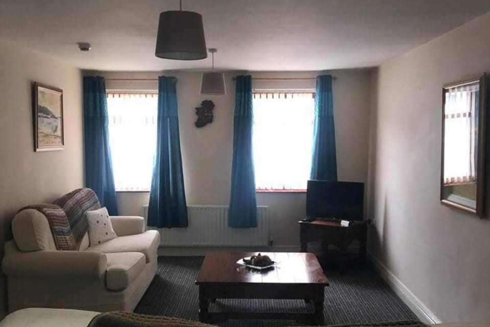 Central 2-Bed Apt Sleeps 5 above Great Derry Pub Apartment in Londonderry