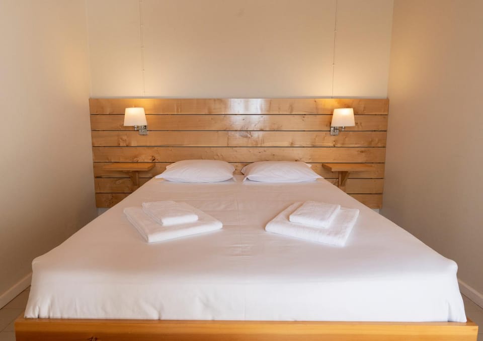 Bed, Bedroom, towels