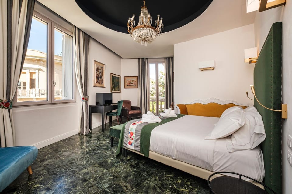 Photo of the whole room, Bedroom