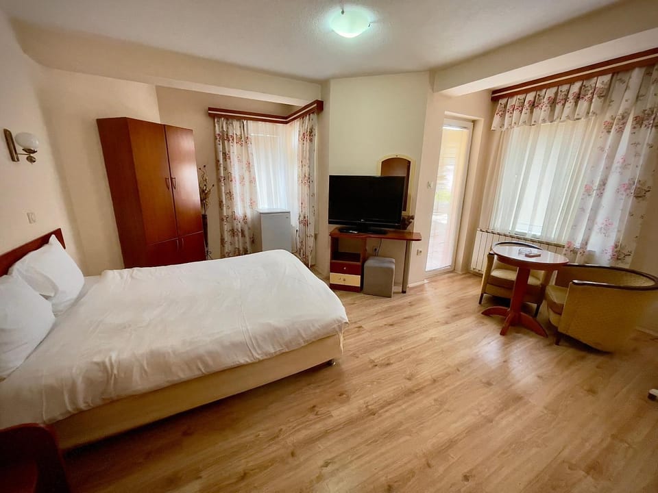 Bed, TV and multimedia, Living room, Seating area, Bedroom