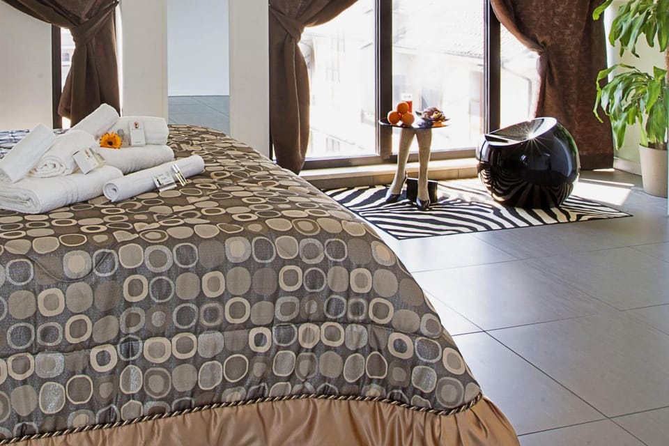 Photo of the whole room, Decorative detail